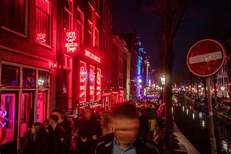 amsterdam red light district age limit|is red light amsterdam illegal.